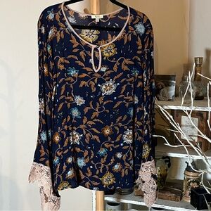 💙Kori L Navy/Tangerine,Aqua Floral Print Tunic. Beautiful lace trim sleeves. EUC
